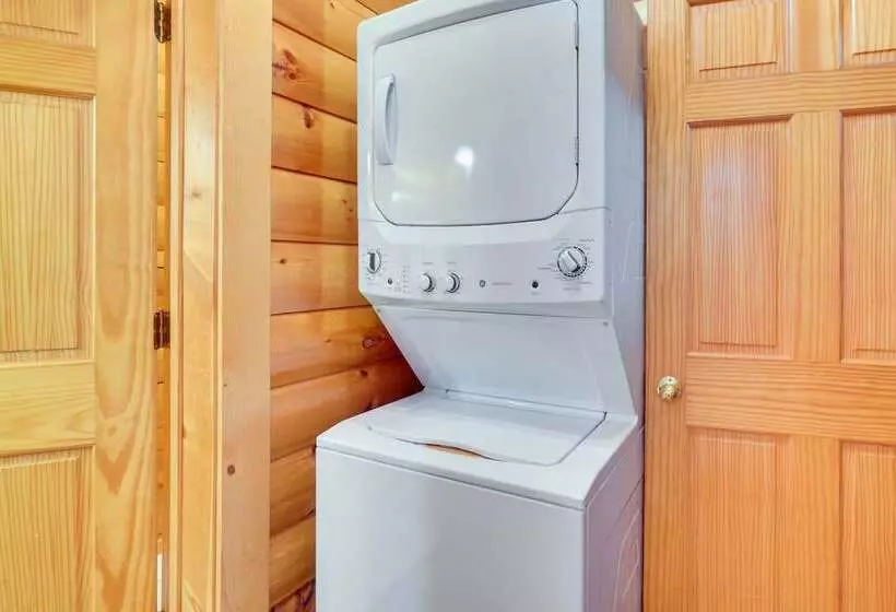 Lovely Gatlinburg Cabin W/ Private Hot Tub!