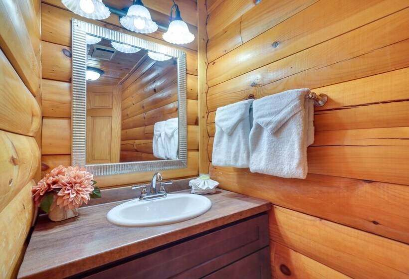 Lovely Gatlinburg Cabin W/ Private Hot Tub!