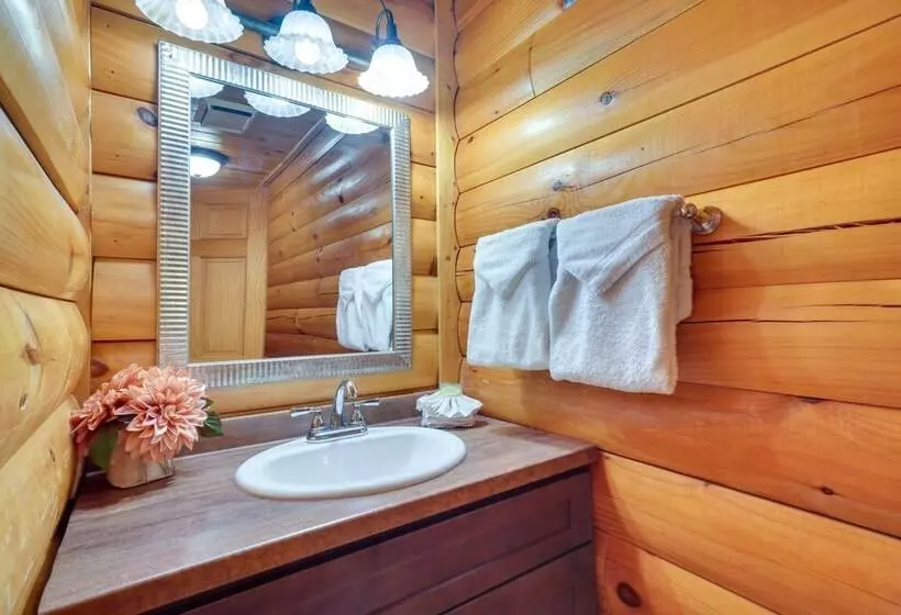 Lovely Gatlinburg Cabin W/ Private Hot Tub!