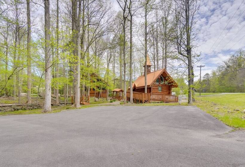 Lovely Gatlinburg Cabin W/ Private Hot Tub!
