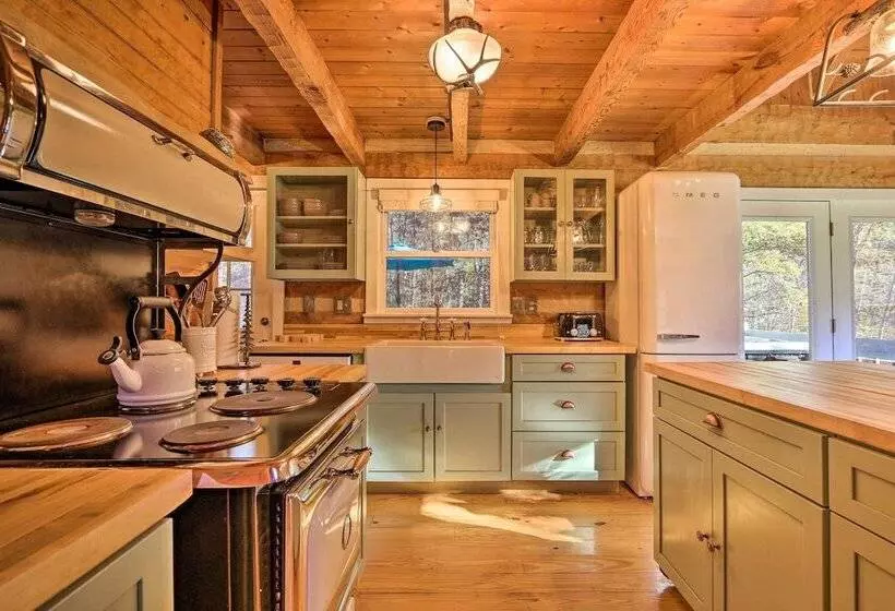 Luxe Dog Friendly Cabin W/ Hot Tub & Game Room