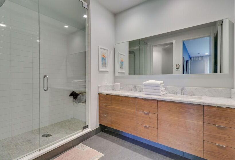 Modern Austin Home W/ Yard ~ 1 Mi From Acl!