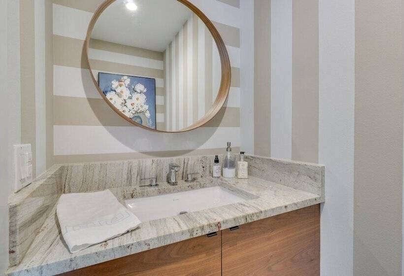 Modern Austin Home W/ Yard ~ 1 Mi From Acl!