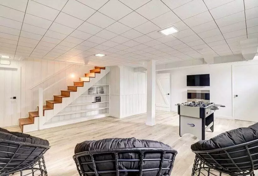 Modern Elkton Vacation Rental: Fire Pit & Grill!