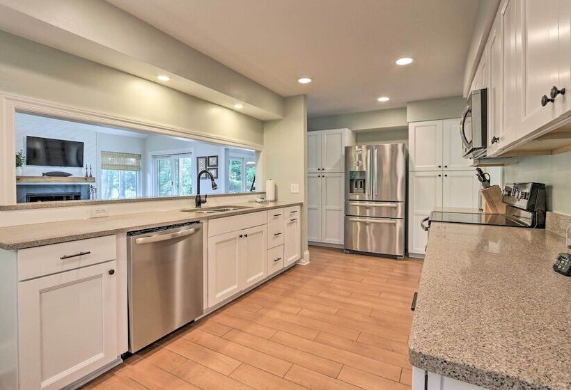 Charming Lakefront Retreat In Palmetto Dunes!