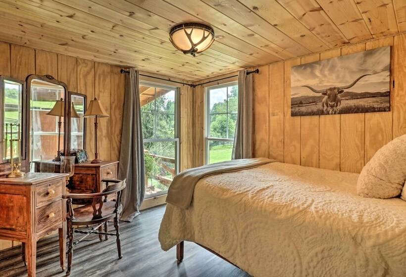 Mtn View Warne Cabin: Hot Tub, Wine Cabinet!