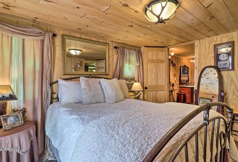 Mtn View Warne Cabin: Hot Tub, Wine Cabinet!