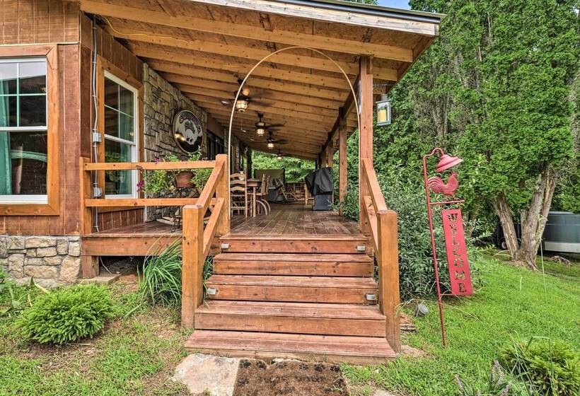 Mtn View Warne Cabin: Hot Tub, Wine Cabinet!