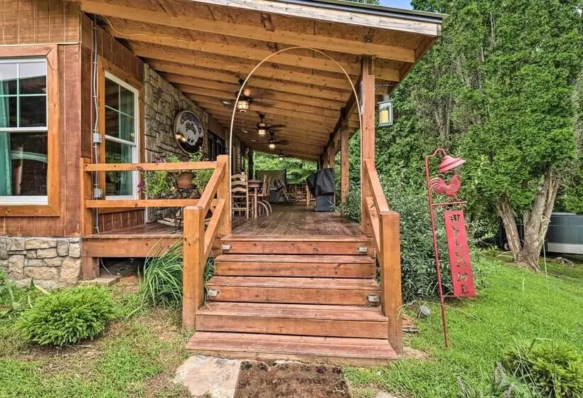 Mtn View Warne Cabin: Hot Tub, Wine Cabinet!
