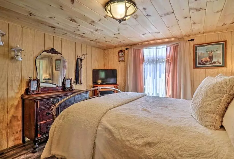 Mtn View Warne Cabin: Hot Tub, Wine Cabinet!