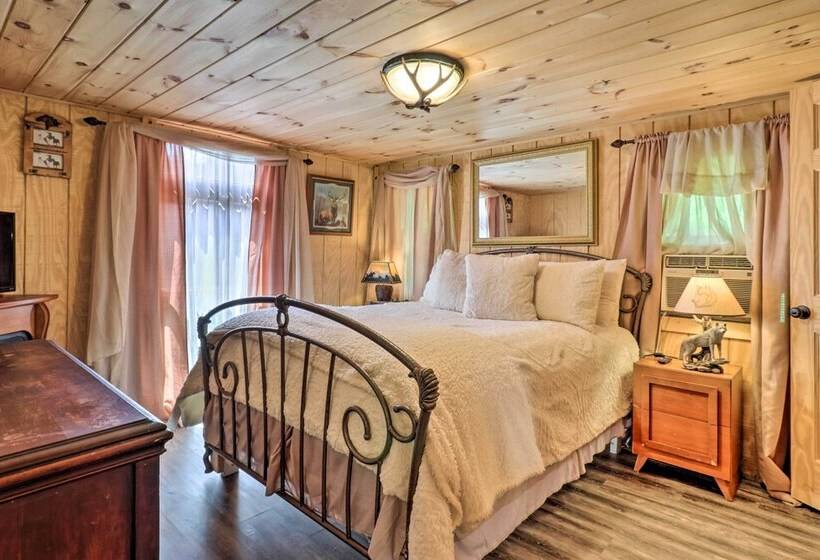 Mtn View Warne Cabin: Hot Tub, Wine Cabinet!