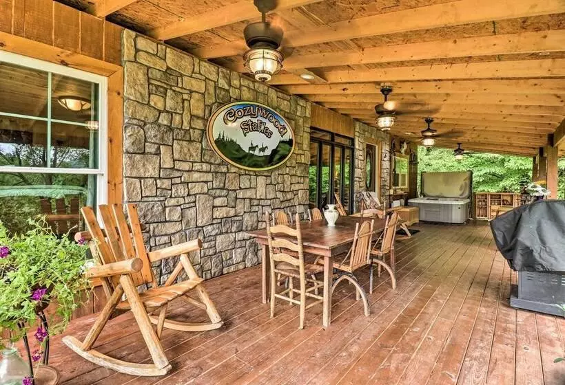 Mtn View Warne Cabin: Hot Tub, Wine Cabinet!