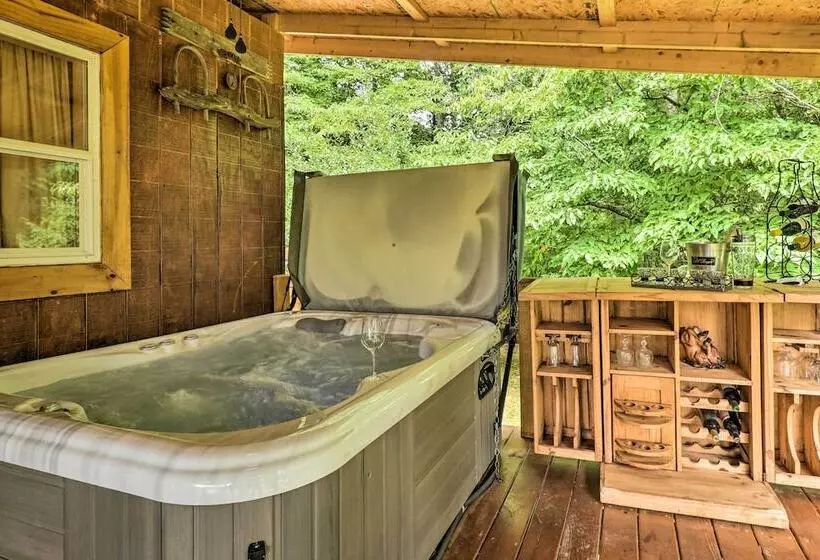 Mtn View Warne Cabin: Hot Tub, Wine Cabinet!
