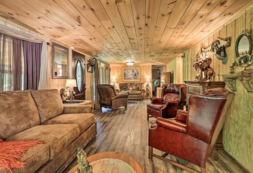 Mtn View Warne Cabin: Hot Tub, Wine Cabinet!