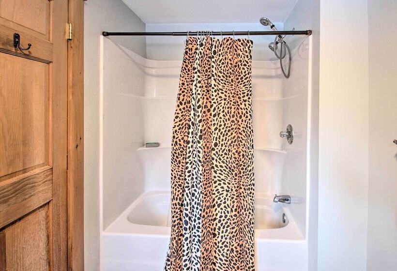 Inviting Countryside Home: 4 Mi To Long Lake!