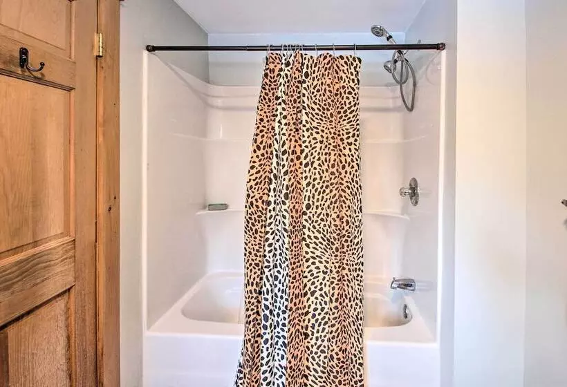 Inviting Countryside Home: 4 Mi To Long Lake!