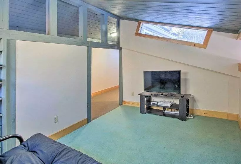 Inviting Countryside Home: 4 Mi To Long Lake!