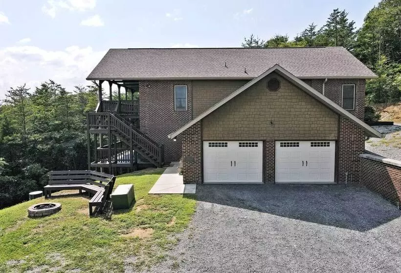Pet Friendly Smoky Mountain Retreat W/ Game Room!