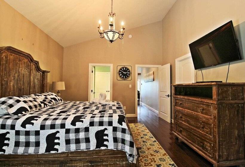 Pet Friendly Smoky Mountain Retreat W/ Game Room!