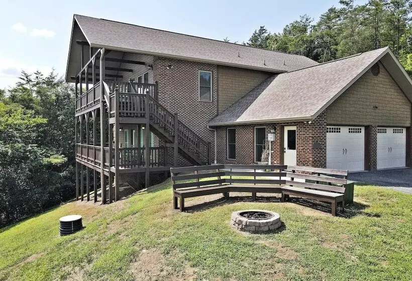 Pet Friendly Smoky Mountain Retreat W/ Game Room!