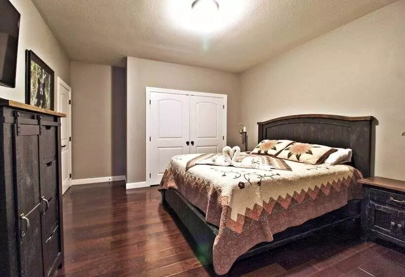 Pet Friendly Smoky Mountain Retreat W/ Game Room!