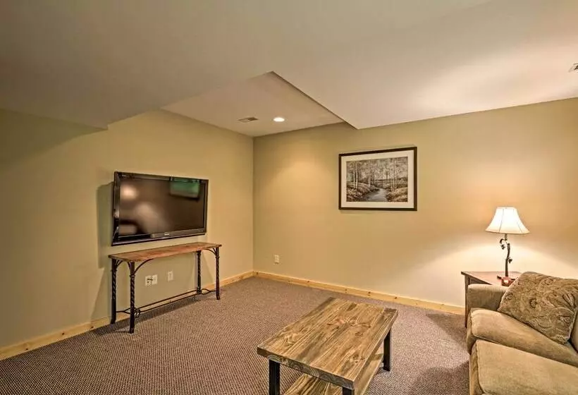 Quiet Cabin W/ Hot Tub ~ 15 Mi To State Parks!