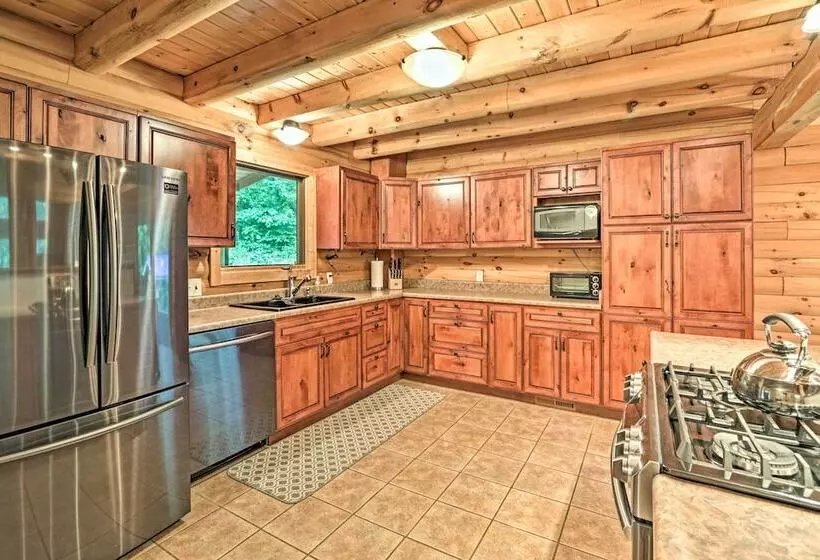 Quiet Cabin W/ Hot Tub ~ 15 Mi To State Parks!