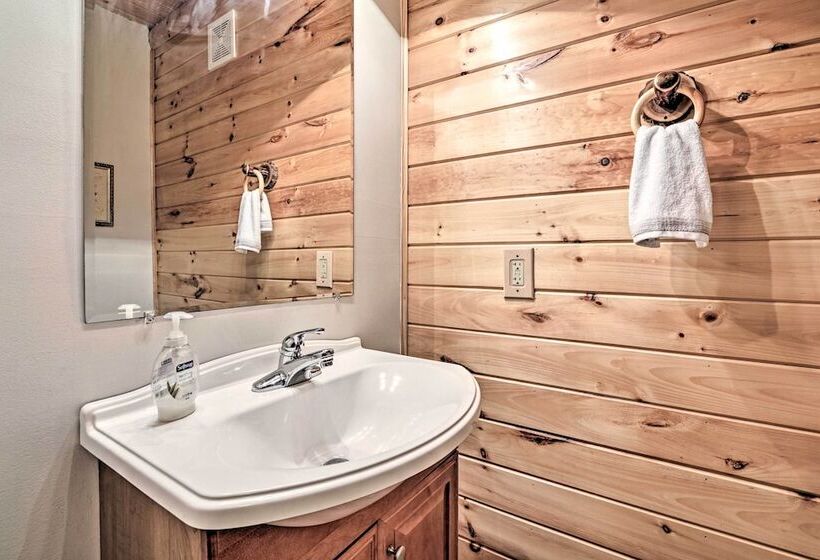 Quiet Cabin W/ Hot Tub ~ 15 Mi To State Parks!