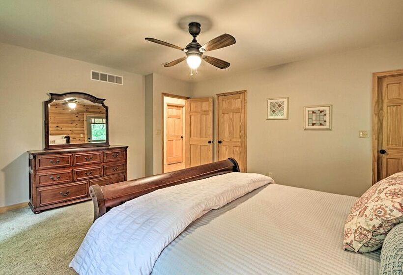 Quiet Cabin W/ Hot Tub ~ 15 Mi To State Parks!