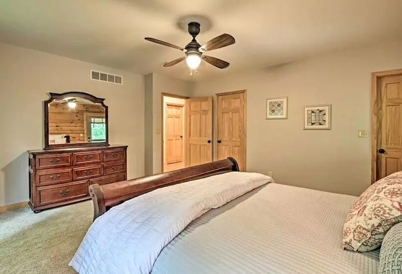 Quiet Cabin W/ Hot Tub ~ 15 Mi To State Parks!