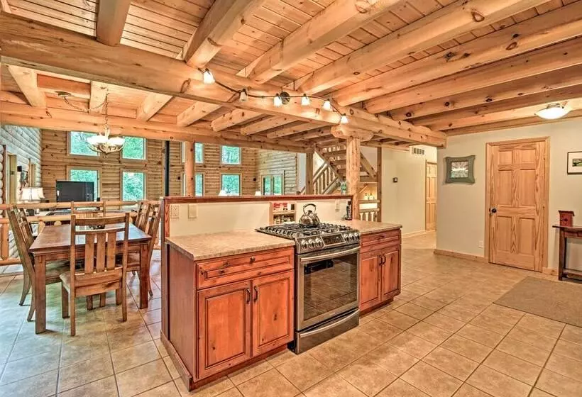 Quiet Cabin W/ Hot Tub ~ 15 Mi To State Parks!