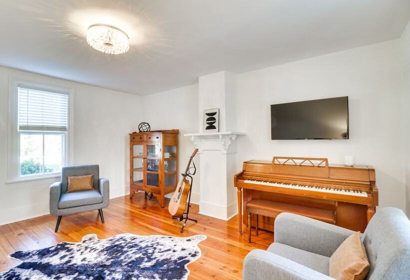 Quiet Farmhouse On 77 Acres Near Shenandoah River!