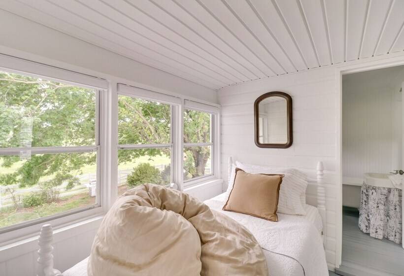 Quiet Farmhouse On 77 Acres Near Shenandoah River!