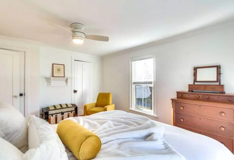 Quiet Farmhouse On 77 Acres Near Shenandoah River!