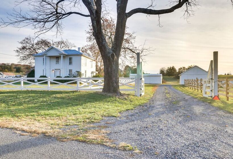 Quiet Farmhouse On 77 Acres Near Shenandoah River!