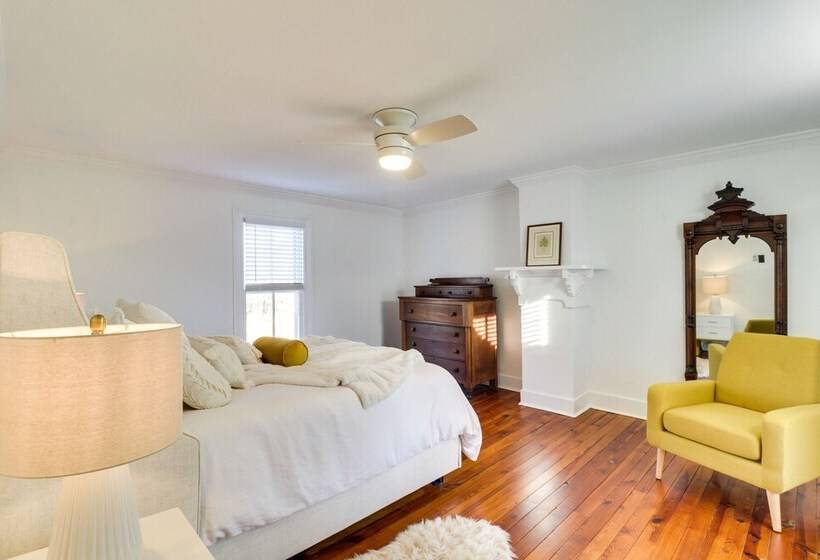 Quiet Farmhouse On 77 Acres Near Shenandoah River!