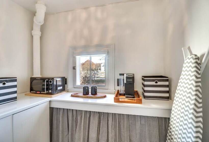 Quiet Farmhouse On 77 Acres Near Shenandoah River!