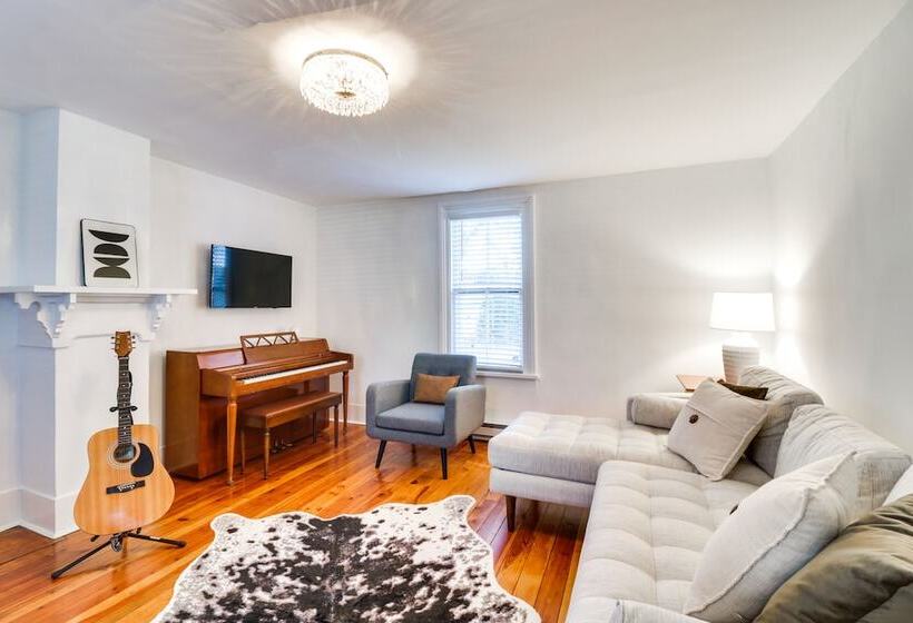 Quiet Farmhouse On 77 Acres Near Shenandoah River!