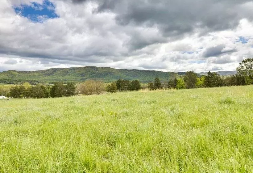 Quiet Farmhouse On 77 Acres Near Shenandoah River!