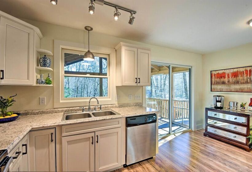 1 Mi To Town: Chalet Style Highlands Retreat