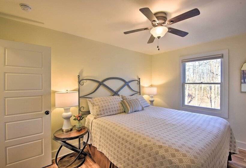 1 Mi To Town: Chalet Style Highlands Retreat