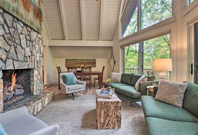 1 Mi To Town: Chalet Style Highlands Retreat