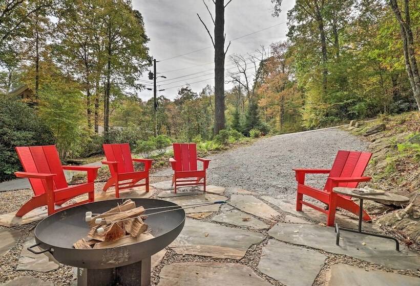 1 Mi To Town: Chalet Style Highlands Retreat