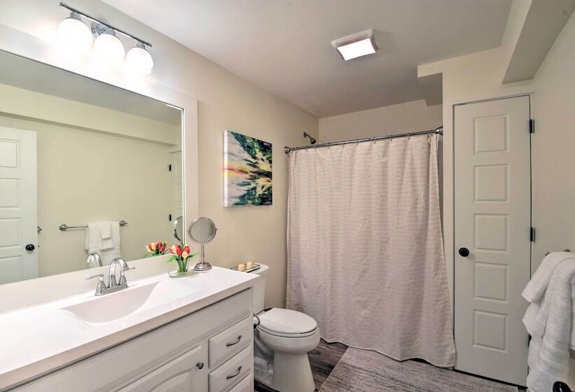 1 Mi To Town: Chalet Style Highlands Retreat