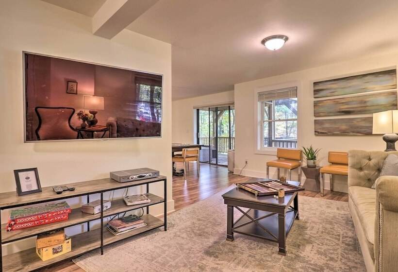 1 Mi To Town: Chalet Style Highlands Retreat