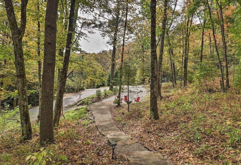 1 Mi To Town: Chalet Style Highlands Retreat