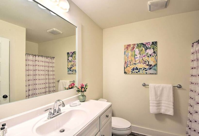 1 Mi To Town: Chalet Style Highlands Retreat