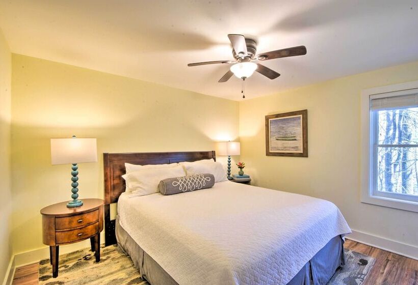 1 Mi To Town: Chalet Style Highlands Retreat