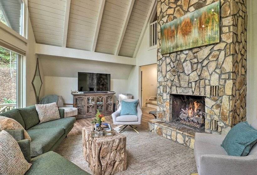 1 Mi To Town: Chalet Style Highlands Retreat