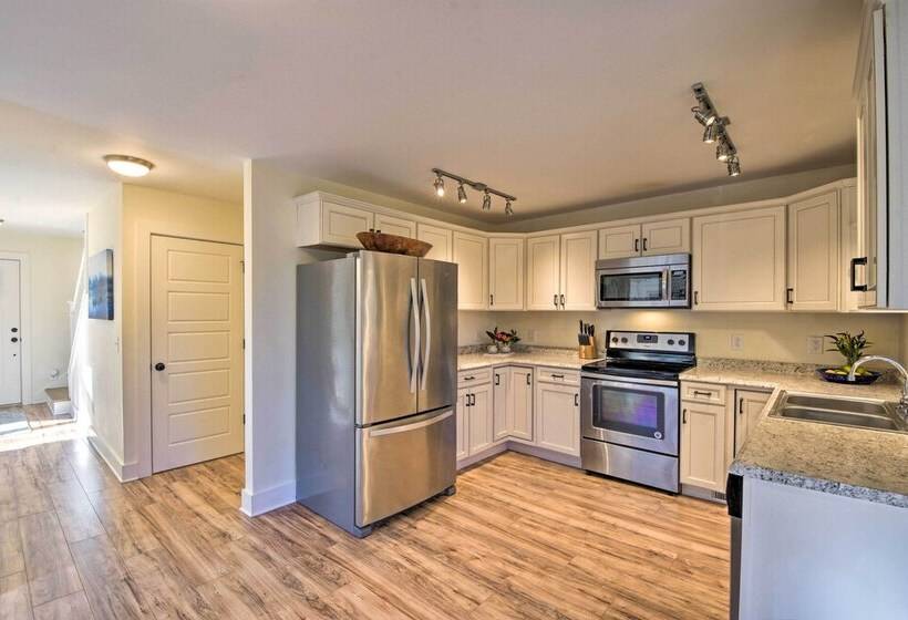 1 Mi To Town: Chalet Style Highlands Retreat